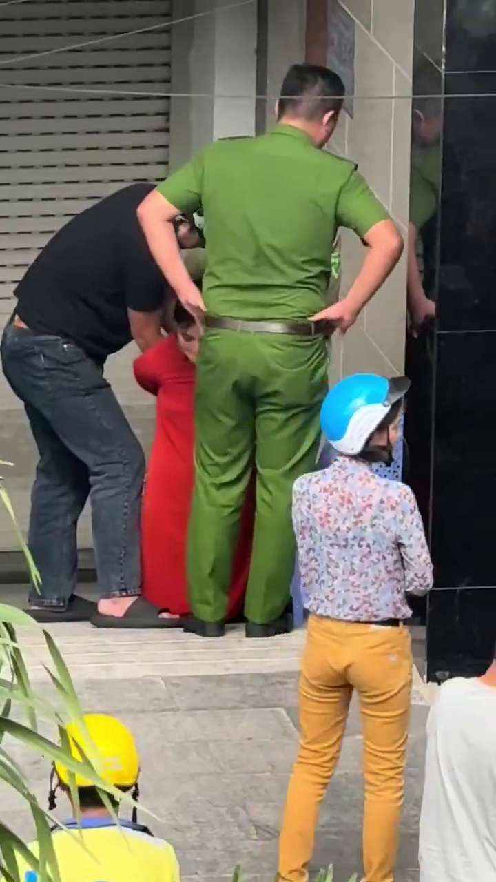 Clip HOT Lê Mỹ Linh lên cơn nên phải bịt miệng tránh cắn vào lưỡi