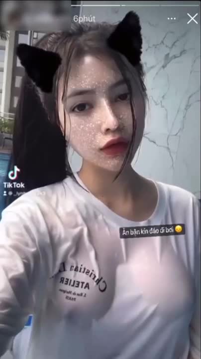 Uyên Nhi ăn bận kín đáo đi bơi mà nó lạ lắm