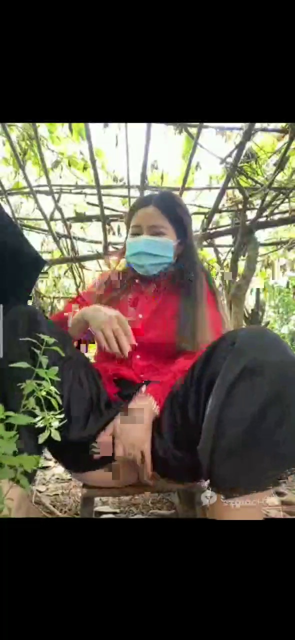 đang ra vườn hái rau mà nứng thì phải làm sao ta???