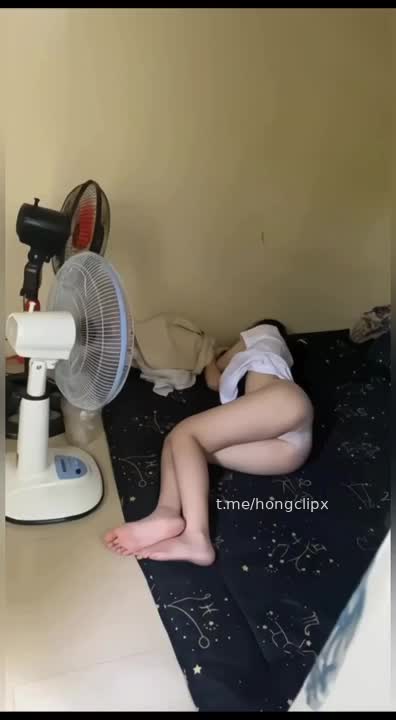 Sang nhà học nhóm với nhỏ lớp trưởng mà nó ngủ thế này