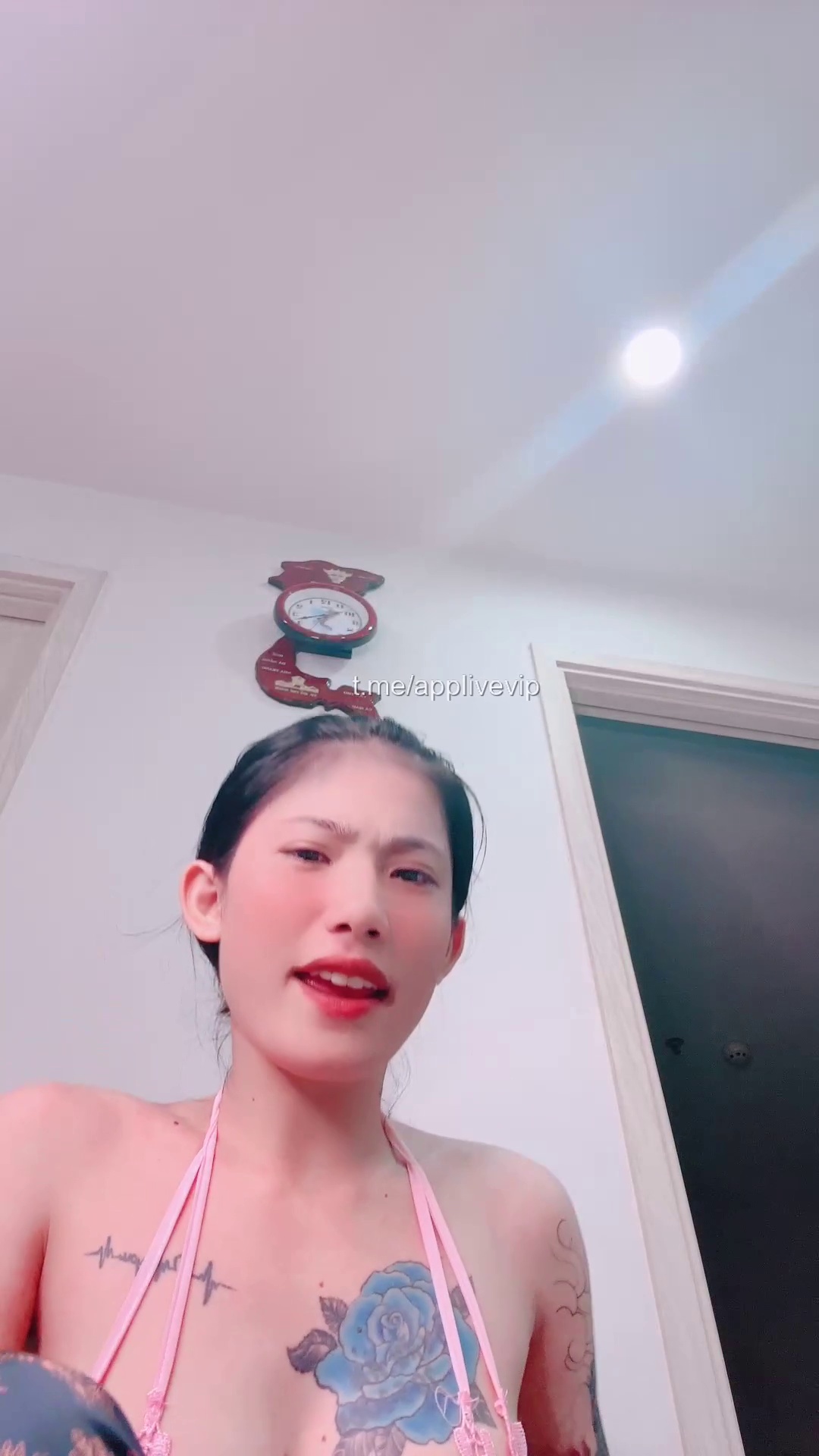 Bảo Trân 2k4 khoe bộ sưu tập áo ngực 7 sắc cầu vồng