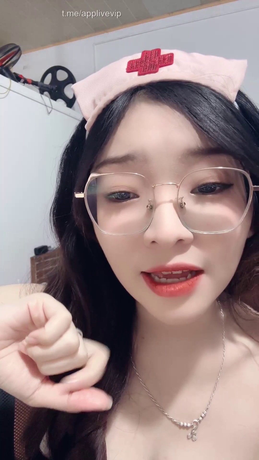 Anh có sẵn lòng để em y tá này khám sức khỏe không?