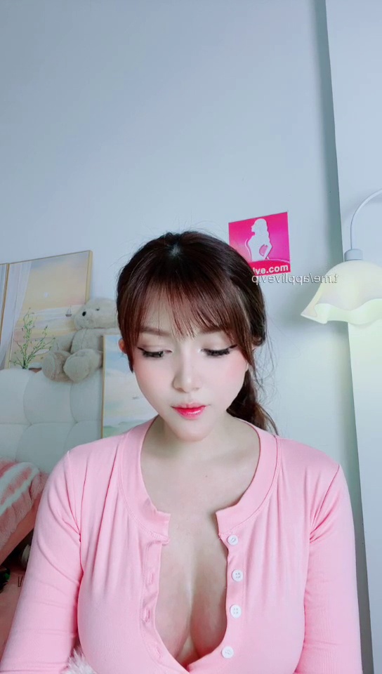 Quỳnh búp bê bayby khoe đôi loa sexy