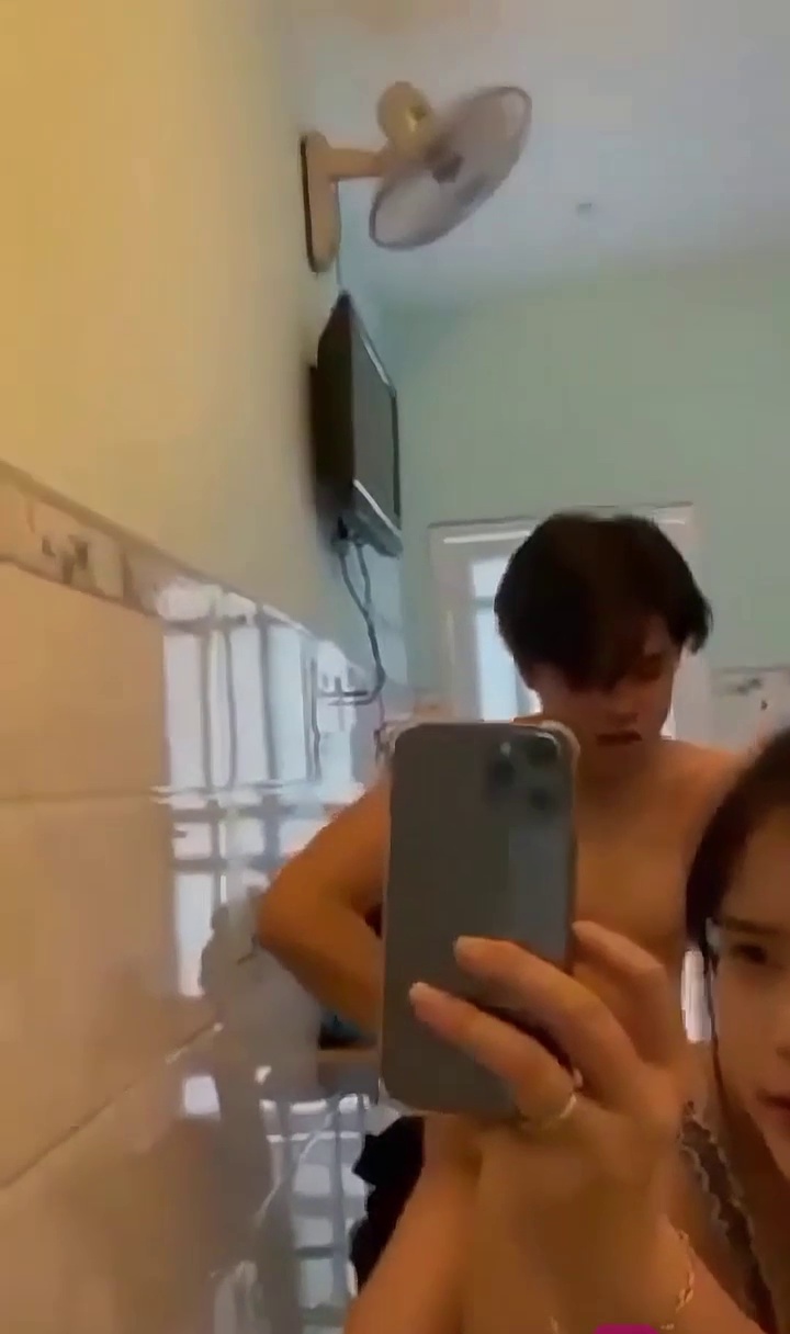 Thanh niên ăn hại của năm chịch cô bạn thân còn đút nhầm lỗ