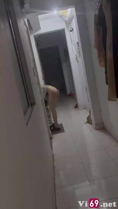 Bắt em cởi đồ sang gõ cửa anh hàng xóm còn đi vòng quanh xóm trọ rồi chịch trước cửa phòng