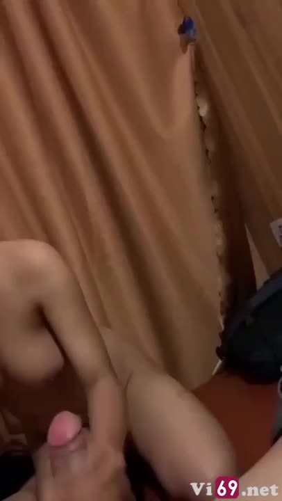 Đang chịch thì bạn em gọi video nói chuyện thấy em đeo khuyên bướm là biết chiến cỡ nào