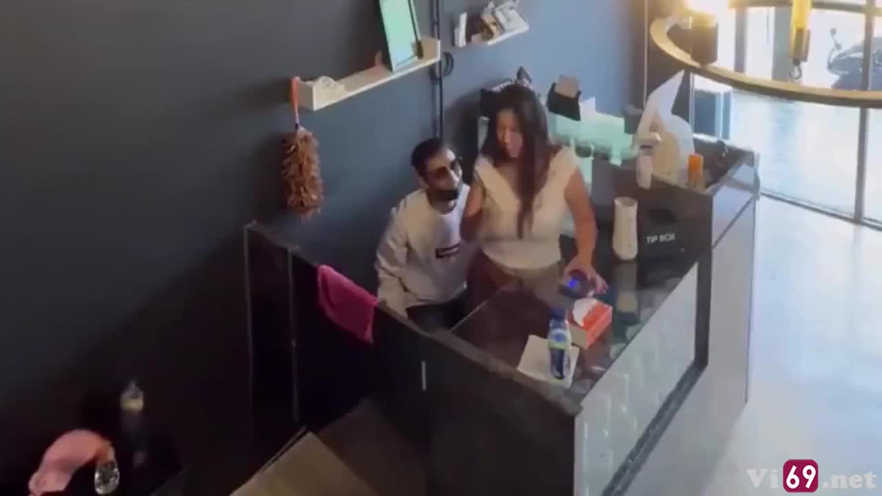 Đang lén lút chịch quầy thu ngân thì khách vào em phải rút ra vội