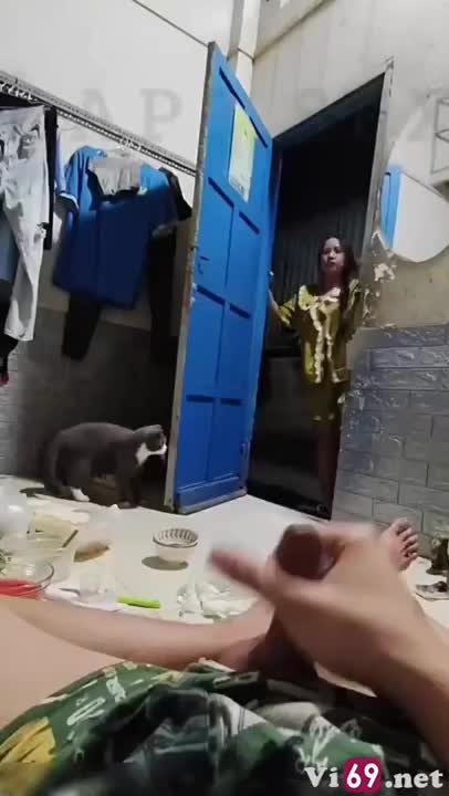 Quay tay quên đóng cửa thì em hàng xóm nhìn thấy và cái kết ngon chim