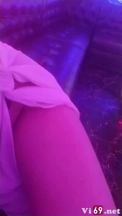 Đi hát tay vịn mà thanh niên quay hàng từng em để gửi cho bạn ở nhà xem