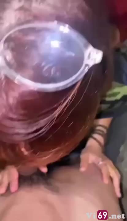 Em gái kính cận đang đi sự kiện anh cũng không tha kéo vào wc chịch