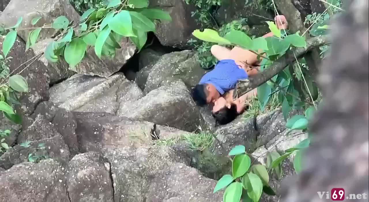Đi du lịch với công ty mà em đồng nghiệp lén lút chịch bên bờ suối