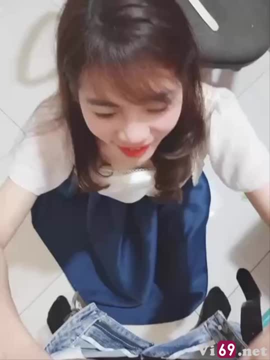 Em nhân viên văn phòng tranh thủ buổi trưa bên anh