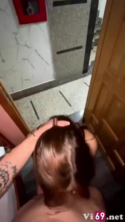 Anh mở cửa phòng thế này người lạ thấy thì sao mà em nói mặc kệ cứ sướng đã