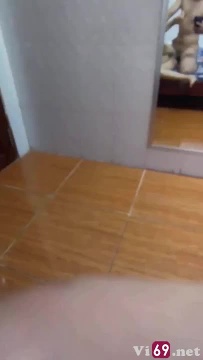 Bé sinh viên vừa tan học về trong áo đồng phục trường đã vào nhà nghỉ với anh