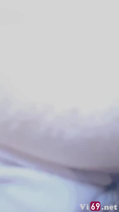 Đến nhà cô bạn thân chơi em còn mở cửa phòng ra chịch mới chịu