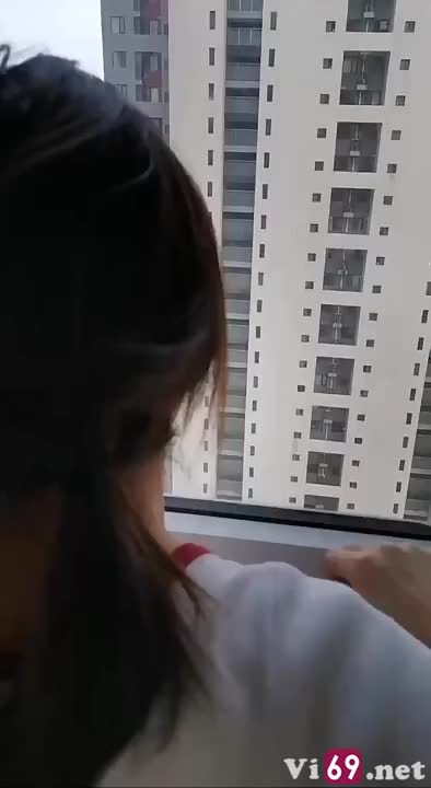 Đưa em ra ban công chung cư đổi gió mà em chưa kịp sướng anh đã xuất tinh rồi