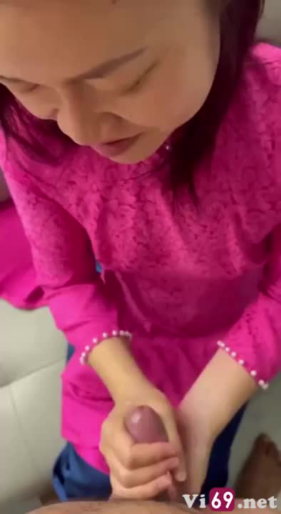 Chị giáo viên gái một con trong tà áo dài