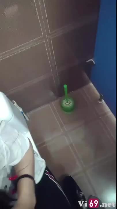 Được cô bạn thân lén lút bú cu trong wc trường học