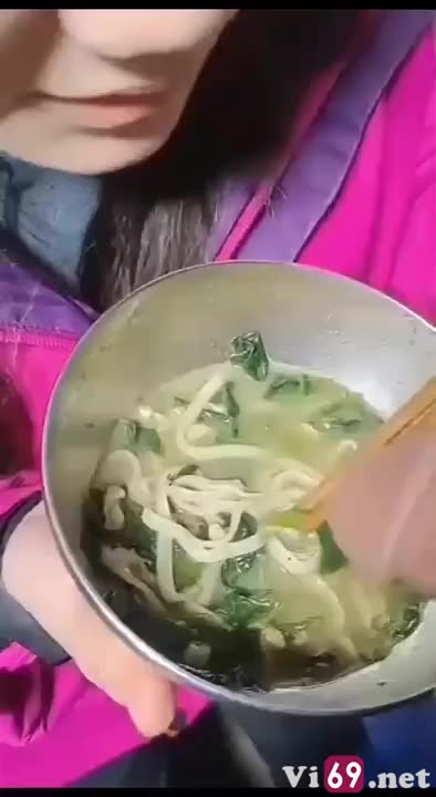 Độc lạ em ăn mì còn lấy chim anh chấm vào nước để mút