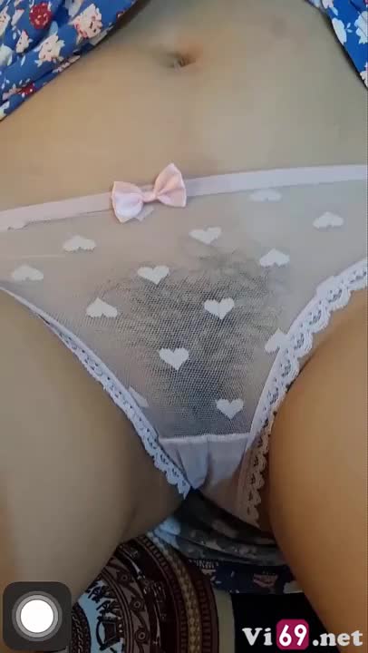 Em đồng nghiệp vừa nhắn tin cho chồng vừa để anh khám phá cơ thể