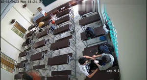 2 em sinh viên cưỡi ngựa public ngay trong lớp học