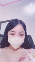 Hoàng Kim Lý xăm bông hồng trên ngực ngồi gảy hột le
