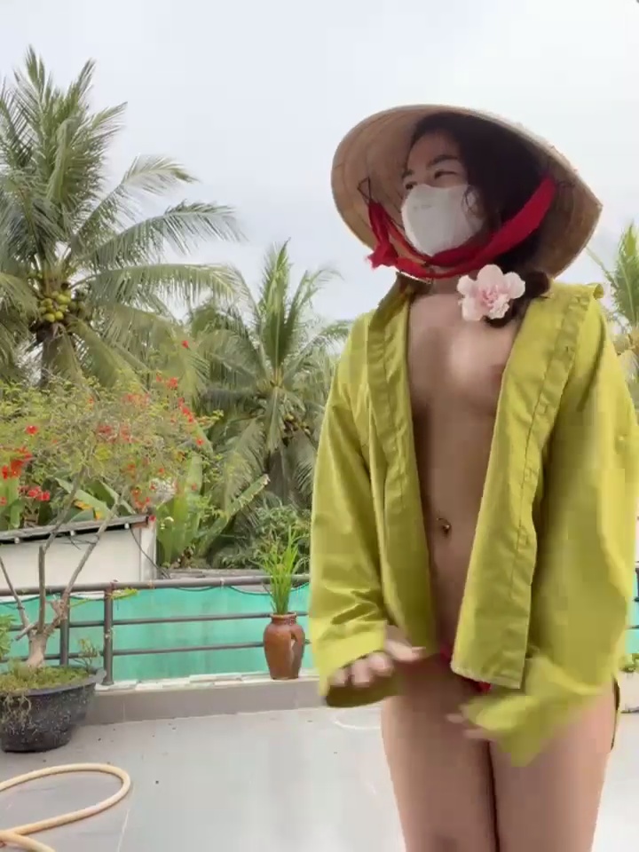 Lộ hàng chị nông dân trắng muốt.