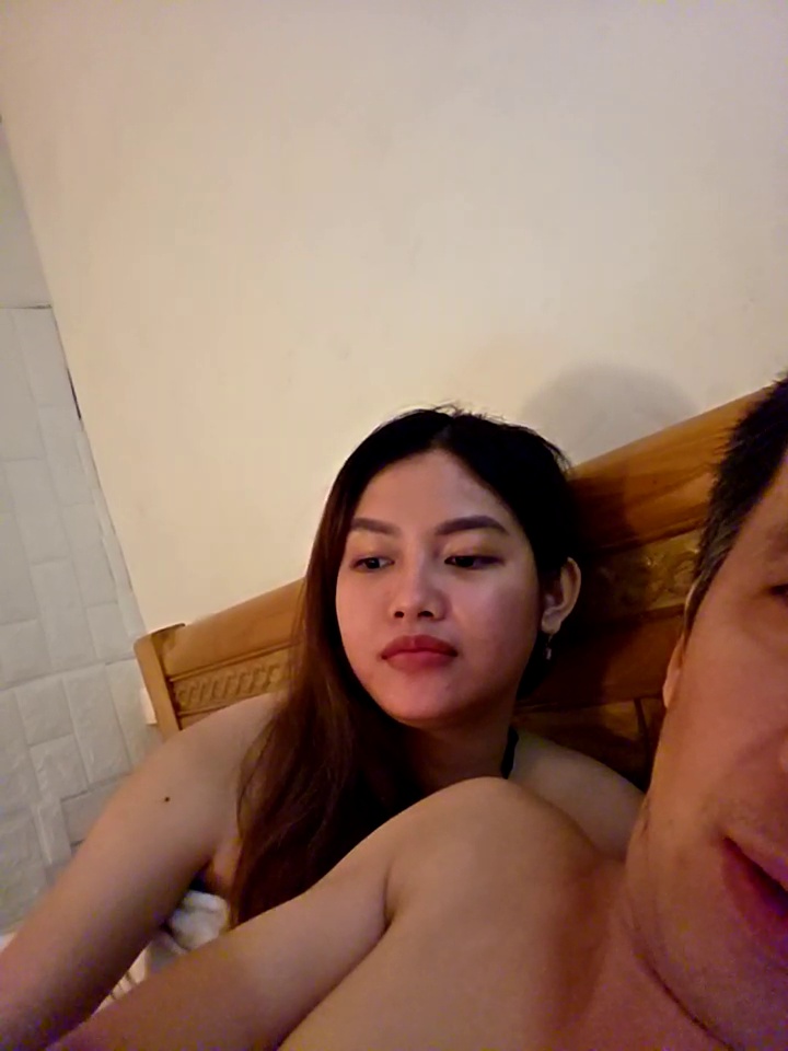 Lộ clip Mai Hoàng 2k cùng anh bồ già ăn xúc xích trong nhà nghỉ