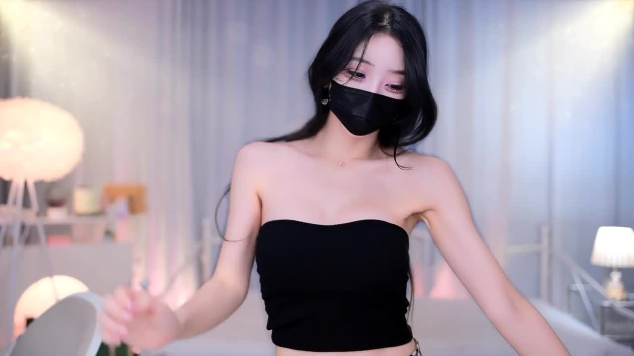 Gái Hàn eo thon, mặt xinh nhưng độn nhiều sillicone quá
