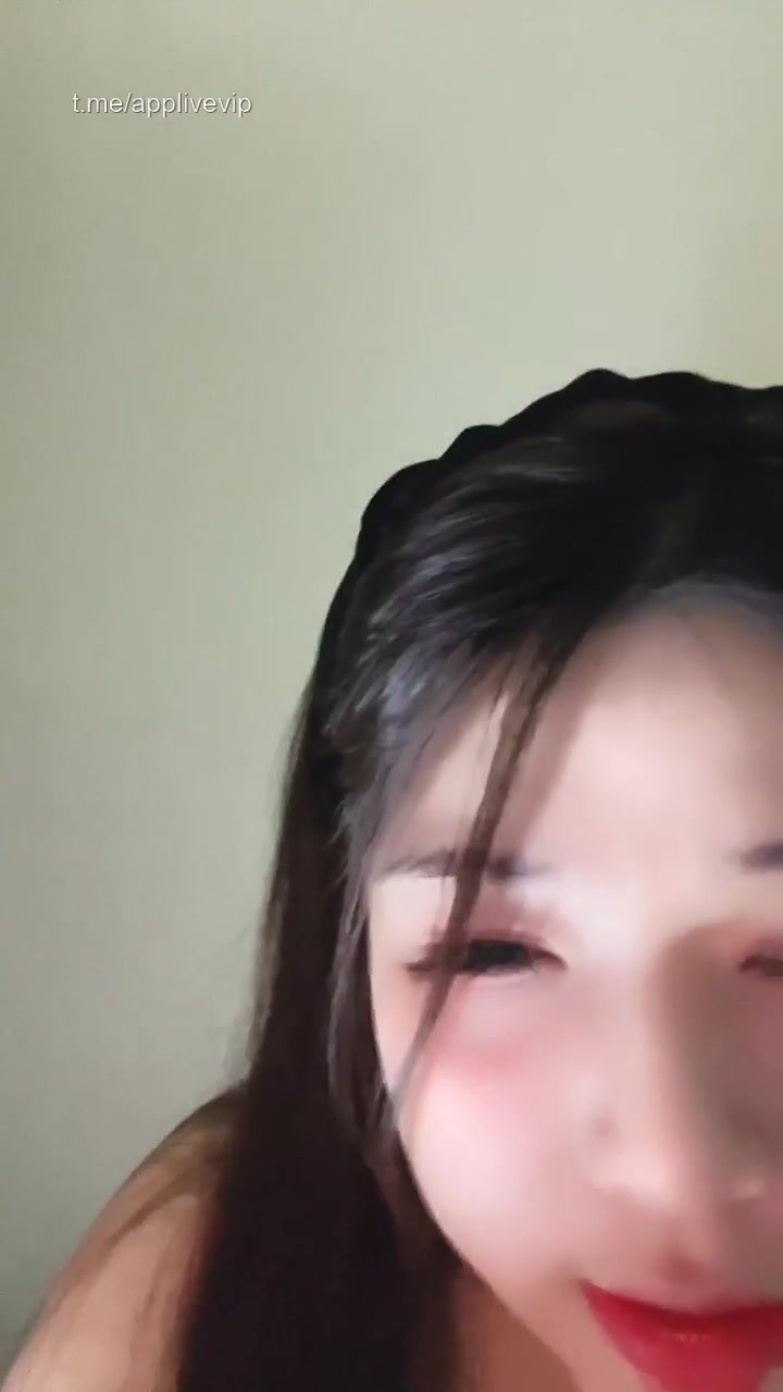Chán quá ngồi mút tạm quả dưa chuột