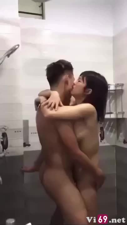 Người nhỏ xinh mà vú em to quá gạ tắm chung em đồng ý luôn