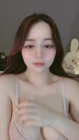 Bé Hạnh vừa nói chuyện vừa tụt áo xoa vú trên live