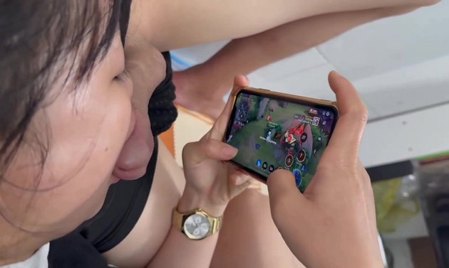 Em đang dở trận liên quân mà anh cứ bắt bú cu còn bật mic chơi với bạn nữa