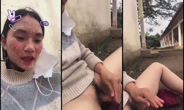 Em sinh viên lén lút trong sân trường cởi đồ thủ dâm nghe em khẩu dâm mà nứng quá