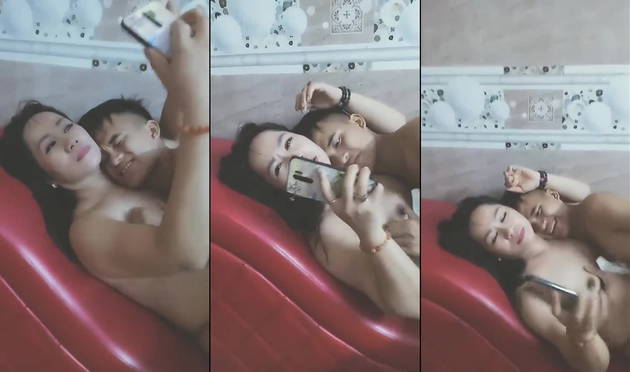Bị hai chị gái vắt cho kiệt sức em trai chỉ biết nằm im để các chị quay phim