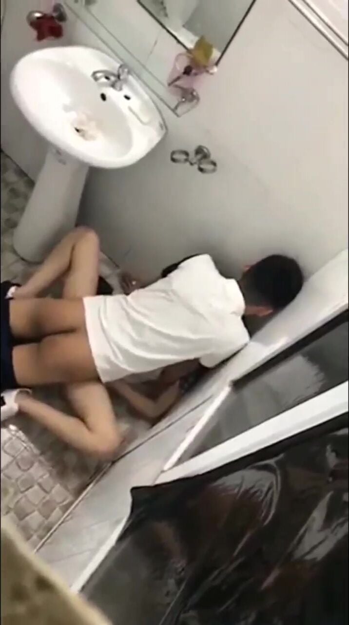 Quay lén đi wc phát hiện 2 em sinh viên địt nhau trong nhà vệ sinh trường học