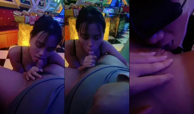 Đi hát karaoke mà em cởi quần anh bú cu xong bắt anh vét máng cho em ngay tại phòng hát