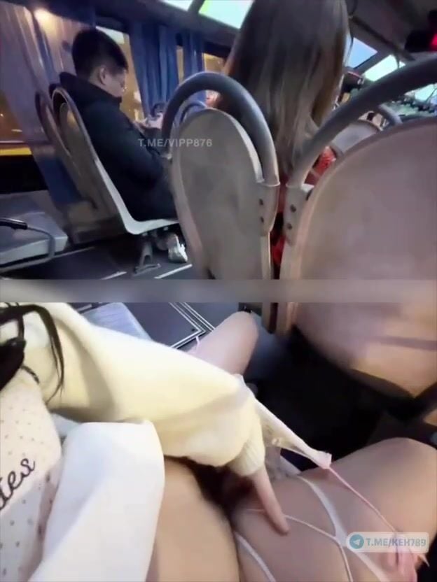 Dâm nữ mình dây cởi quần lót show hàng public trên xe bus tí thì bị phát hiện