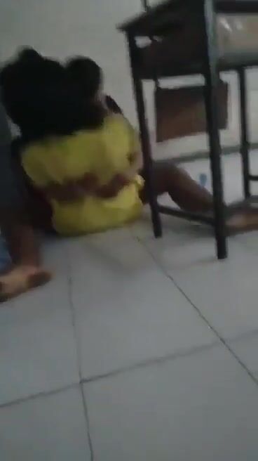 Thầy giáo địt sinh viên trong lớp đang phê có người vào cũng không biết