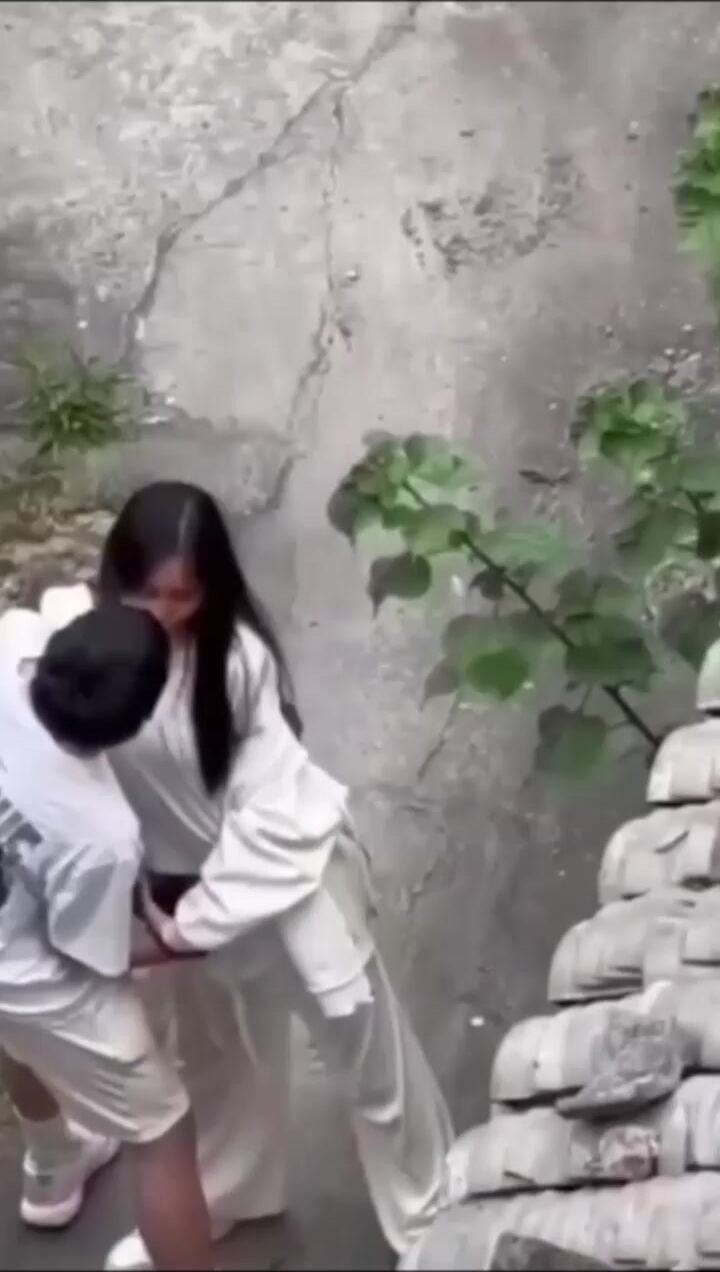 Quay lén 2 em sinh viên lén địt nhau ở góc trường