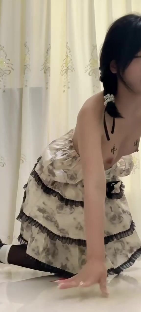 Em teen mình dây bím múp cosplay đeo đuôi cáo vào lỗ đít thích làm slave nằm móc lồn dâm2