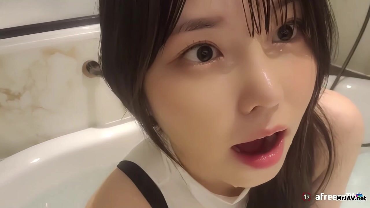 E Gái Xinh mình dây ngây thơ, Đi tắm Vú ngon thể hiện skill bú cu