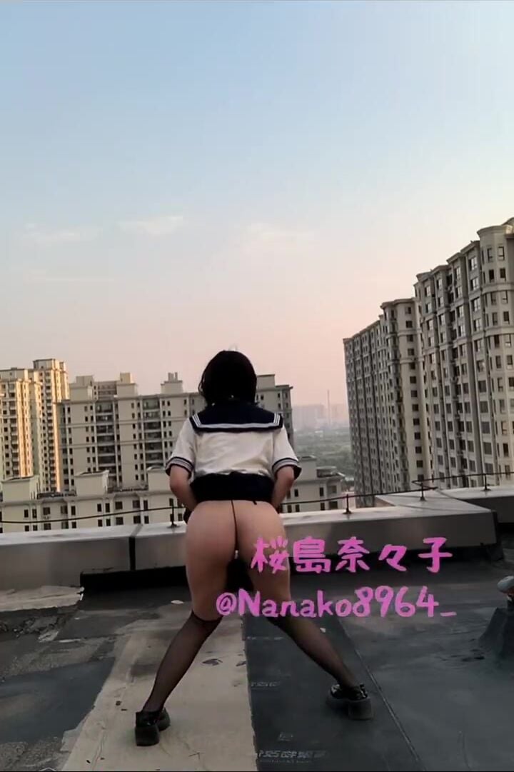 Dâm nữ sinh viên dâm mông to đeo sextoy vào đít trốn lên sân thượng show hàng public