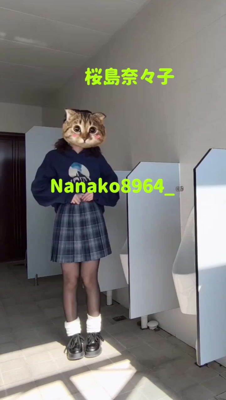 Em sinh viên dâm dục dáng ngon hàng non tơ vào nhà vệ sinh nam lột đồ show hàng public