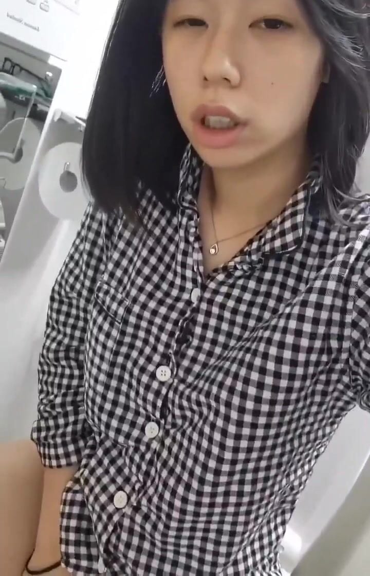 Xem cái lồn gái ngồi khép đái nó dễ thương ưa nhìn như thế nào.