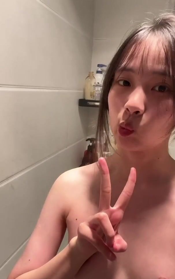 Mình dây này đẹp quá vú bé mà lông lồn đã mọc rậm rồi