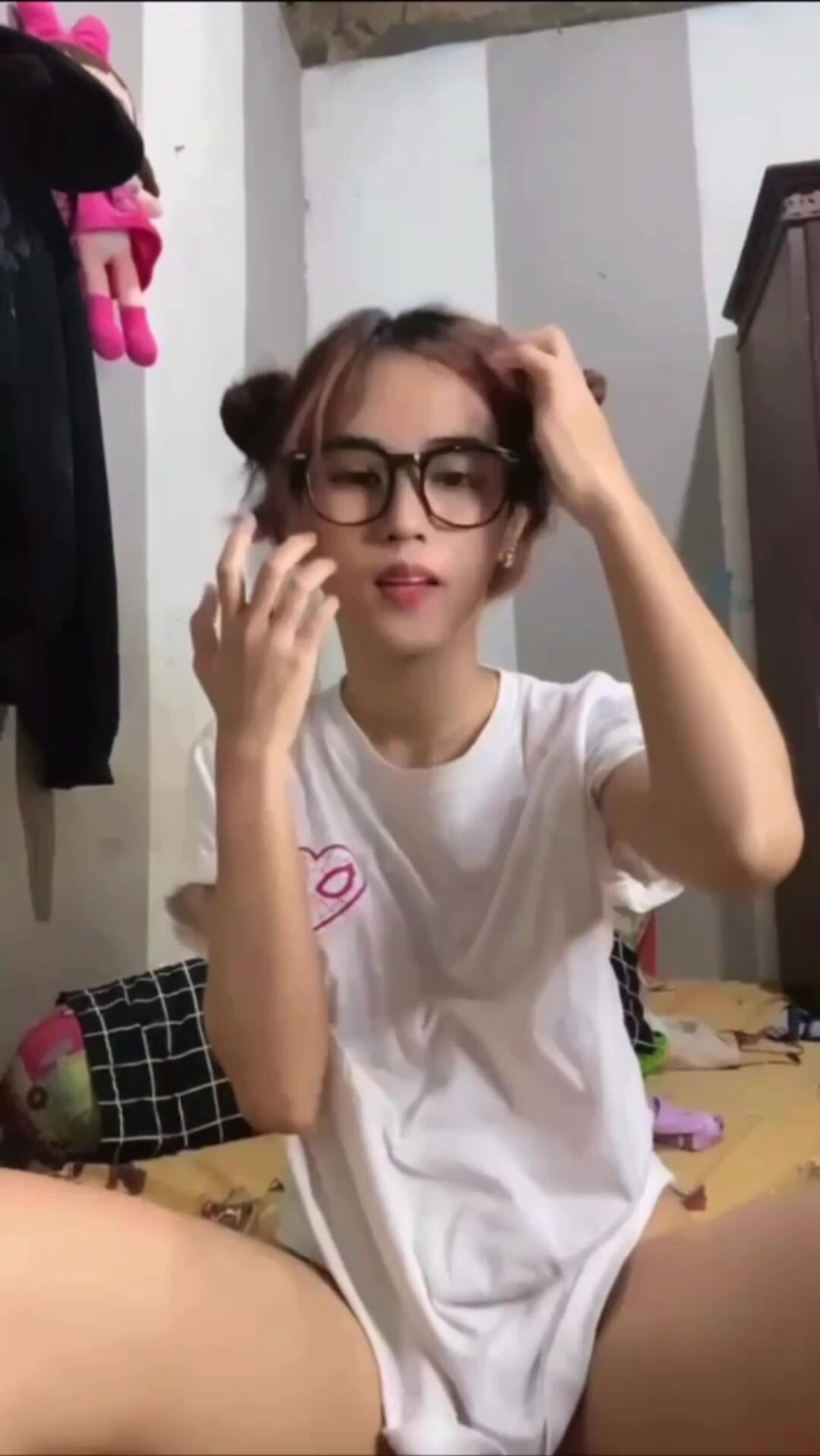 Bé sinh viên loòn không lông vú bự lên cơn nứng