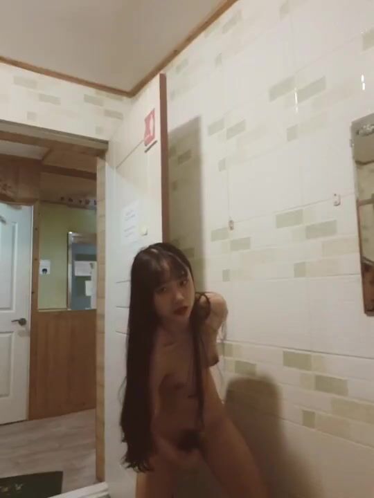 Mở cửa phòng lén mẹ thử dâm, vừa hồi hộp vừa kích thích.