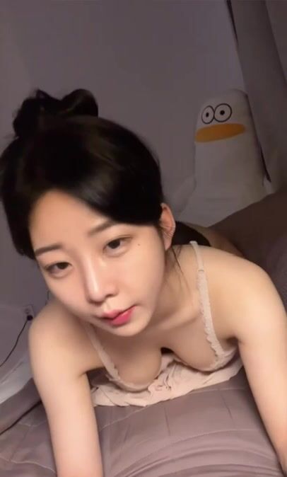 E Gái Xinh mình dây ngây thơ, Khoe vú trên live tiktok hot Douyin cực nứng