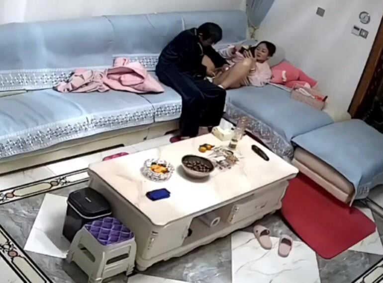 Cháu gái bấm điện ông chú họ tụt quần xàm sở, hứng quá hồi ông muốn đụ luôn.